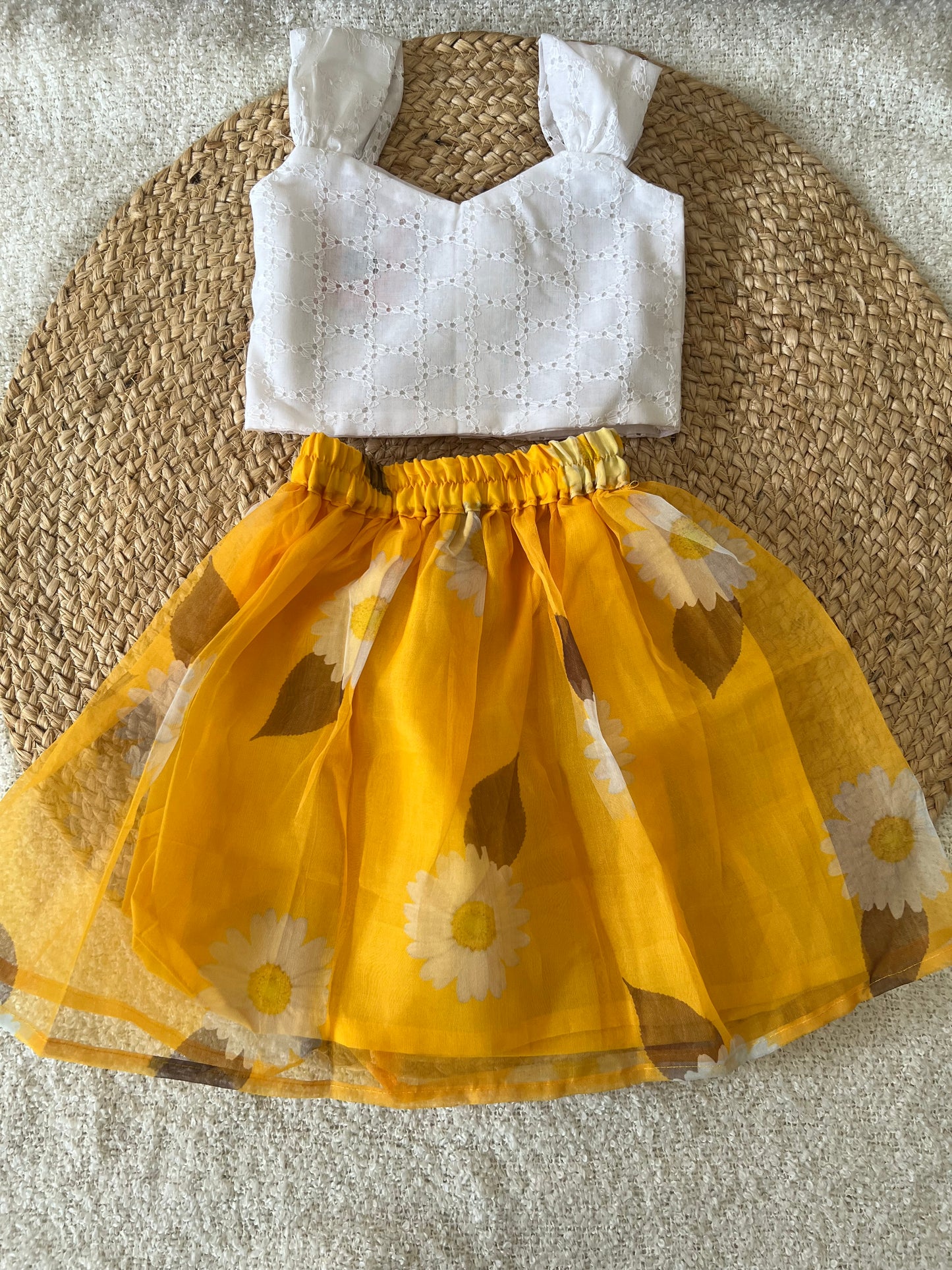 White with yellow set