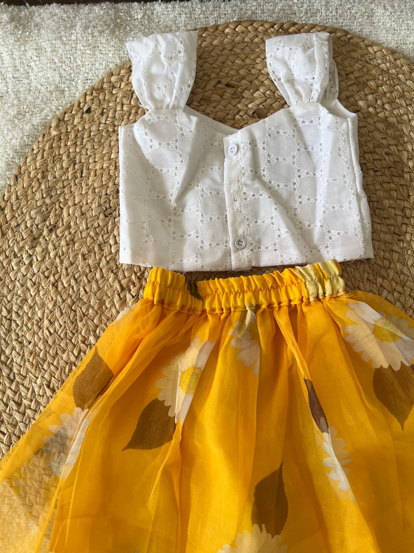 White with yellow set